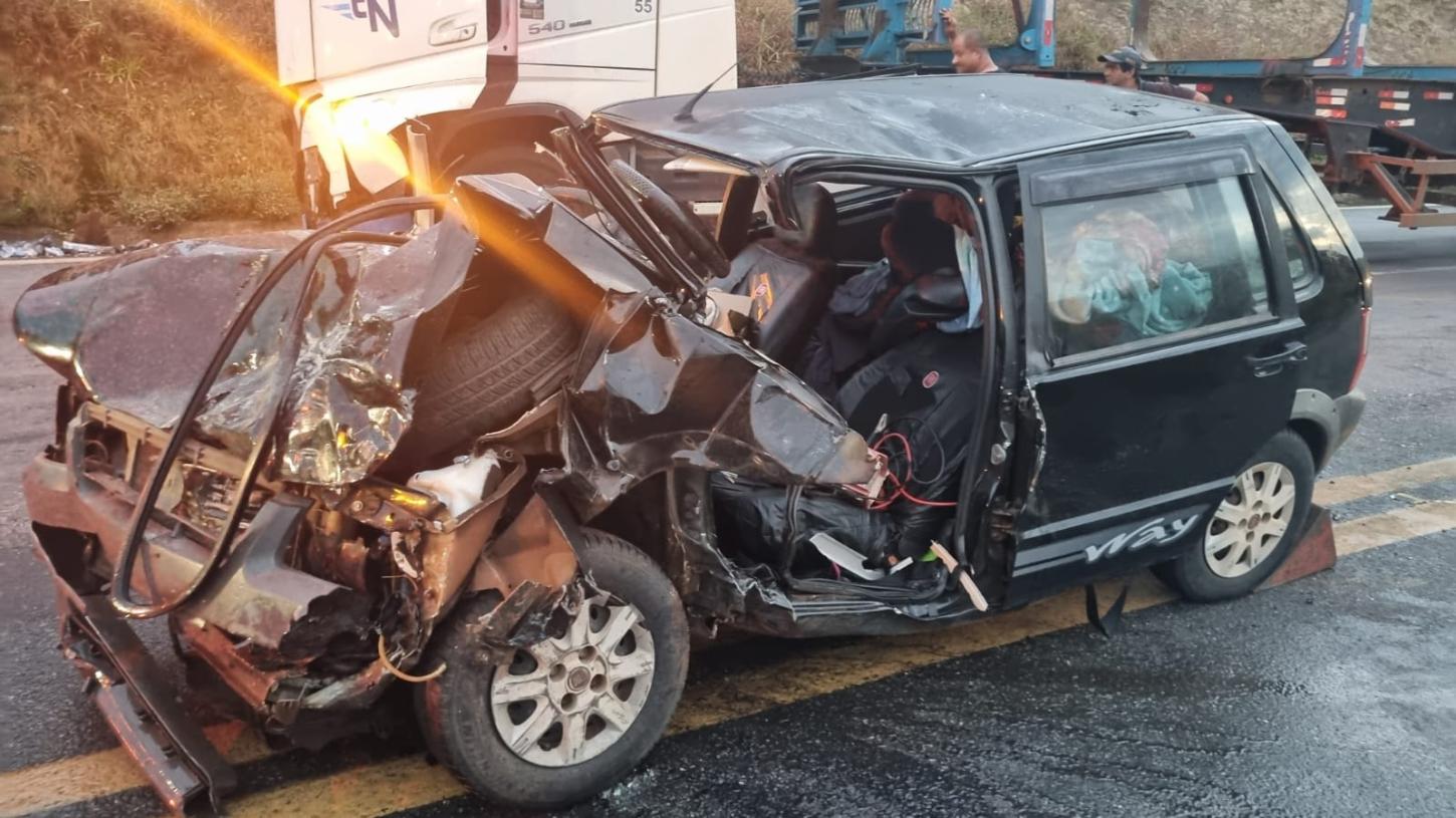 Carro aquaplana na chuva, invade contramão e bate de frente com tritrem na BR-146