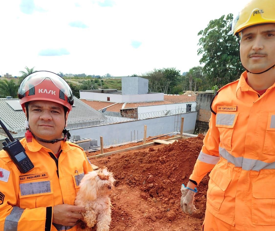 Corpo de Bombeiros Militar realiza resgate de cão em escavação de aproximadamente 6 metros em Araxá