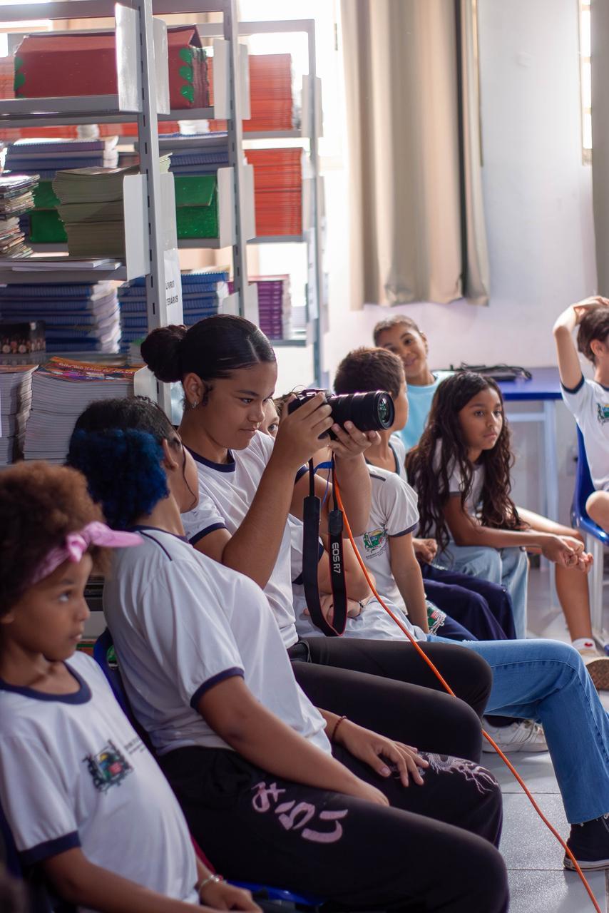 Estudantes da rede municipal transformam rotina do bairro em exposição fotográfica no Fliaraxá