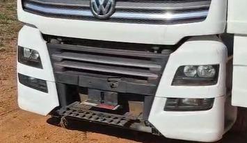 Motorista é preso na MG-428 após polícia descobrir mecanismo para ocultar placa de caminhão
