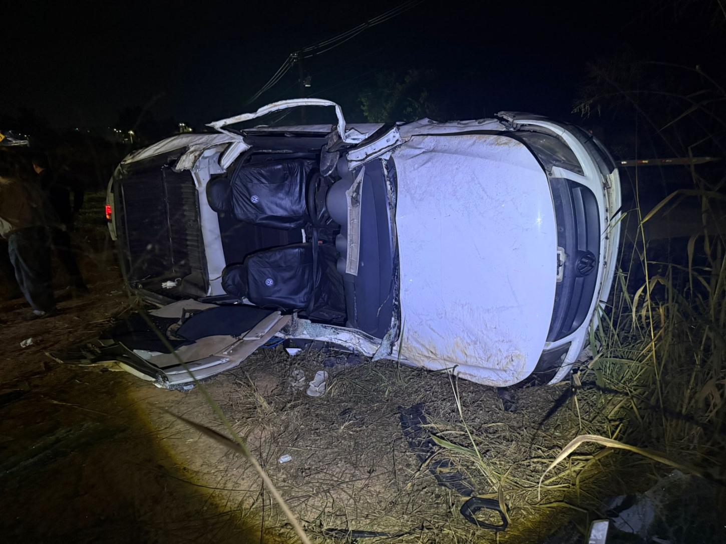 Passageiro morre após picape capotar em ribanceira na BR-262 em Nova Serrana