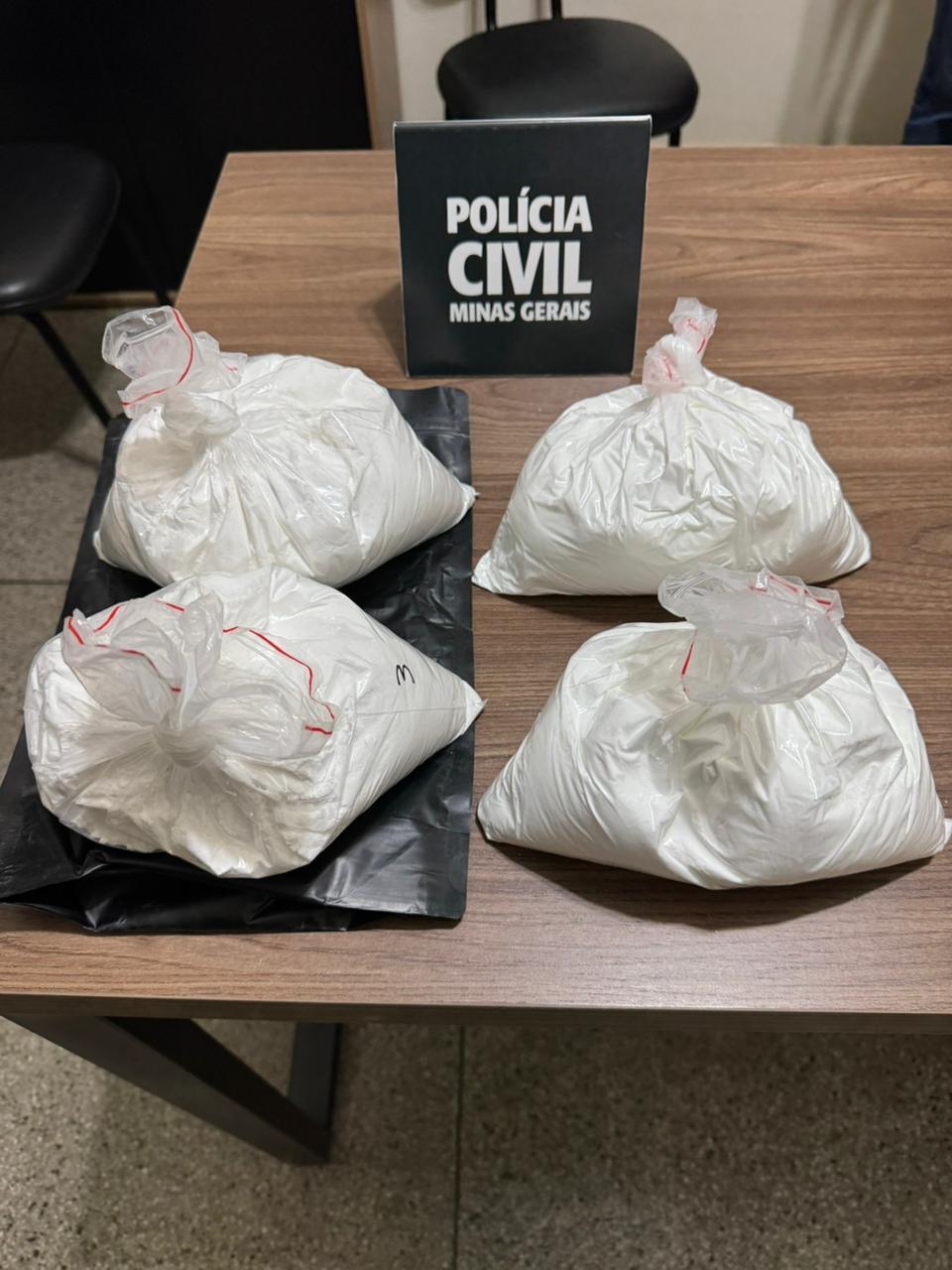 Polícia Civil descobre e fecha laboratório de drogas em Araxá 