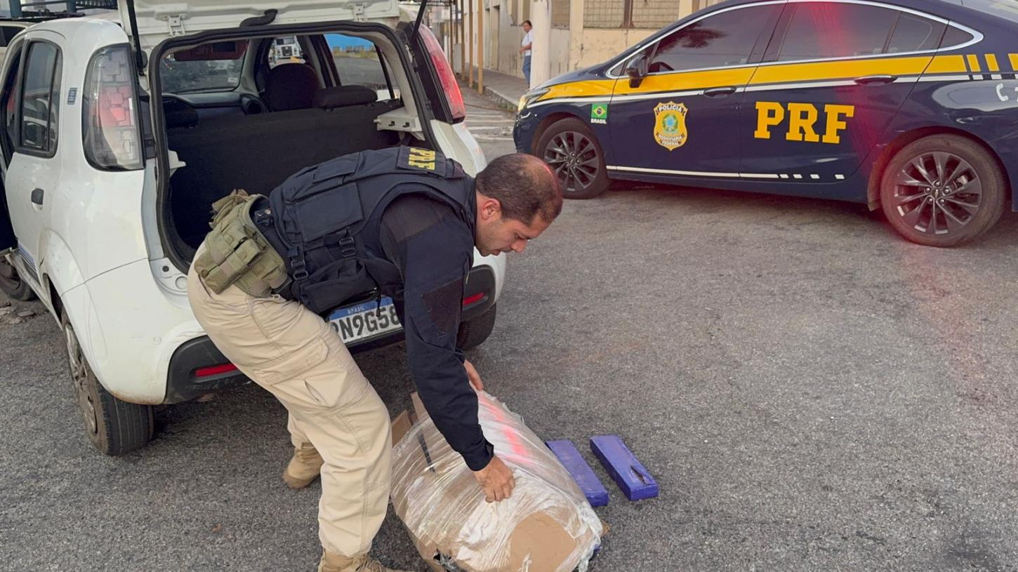 PRF apreende 35kg de maconha em veículo com casal e criança de 3 anos na BR-262