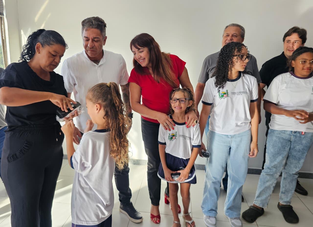 Programa Miguelim realiza nova entrega de óculos para estudantes da rede pública em Araxá
