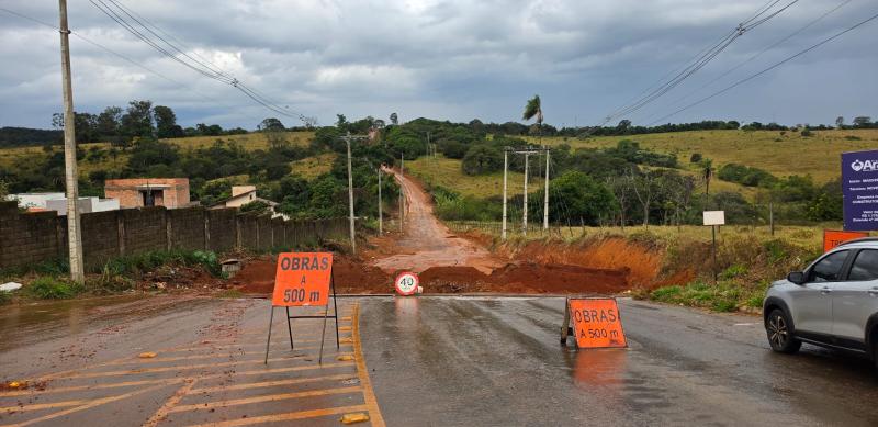 Acesso ao Mourão Rachado é interditado para execução de pavimentação asfáltica