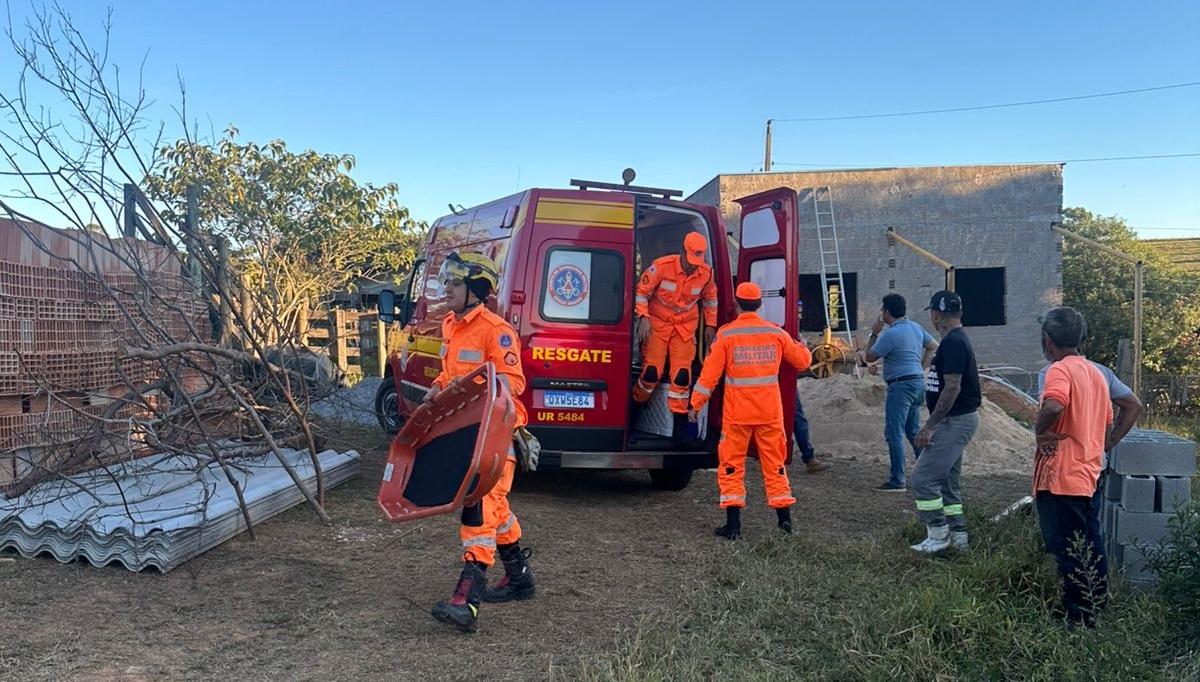 Bombeiros socorrem trabalhador vítima de choque elétrico em zona rural de Araxá