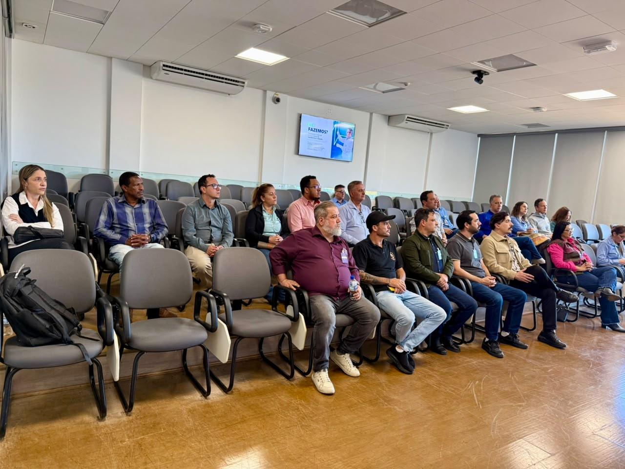 Câmara Municipal realiza visita institucional à CBMM