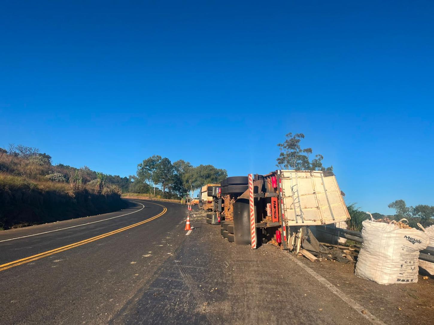 Caminhoneiro sofre ferimentos graves após carreta carregada com batatas tombar na MGC-452 