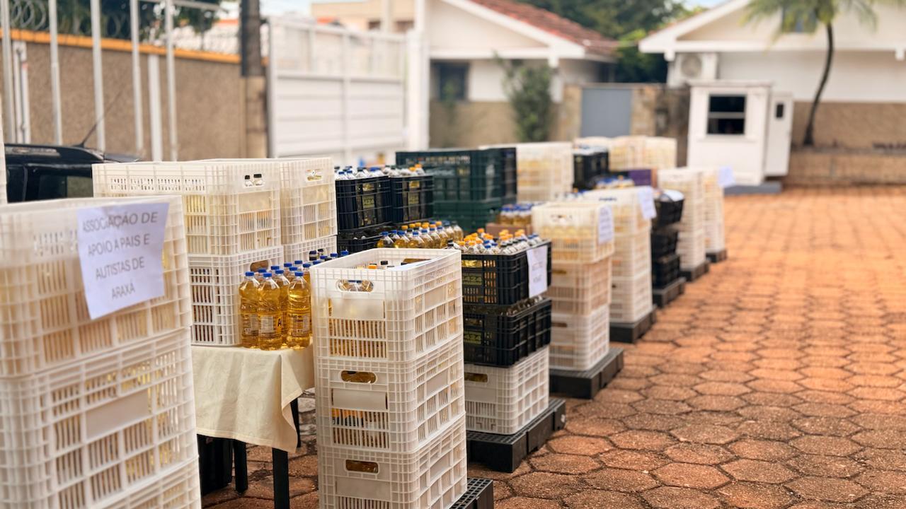 Fenadoces realiza primeira entrega de óleo arrecadado na troca solidária para o show do Biquini Cavadão