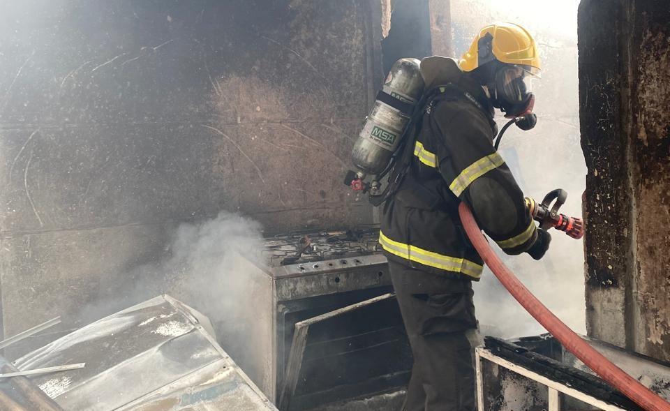 Incêndio destrói parte de residência e mobiliza Bombeiros no bairro São Geraldo, em Araxá