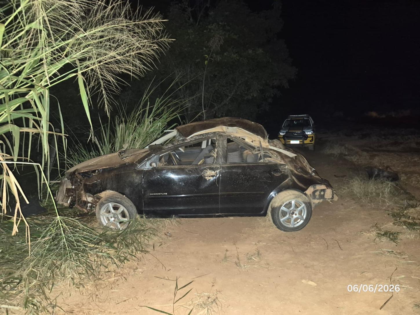 Jovem de 18 anos fica gravemente ferido após carro capotar na MG-187 