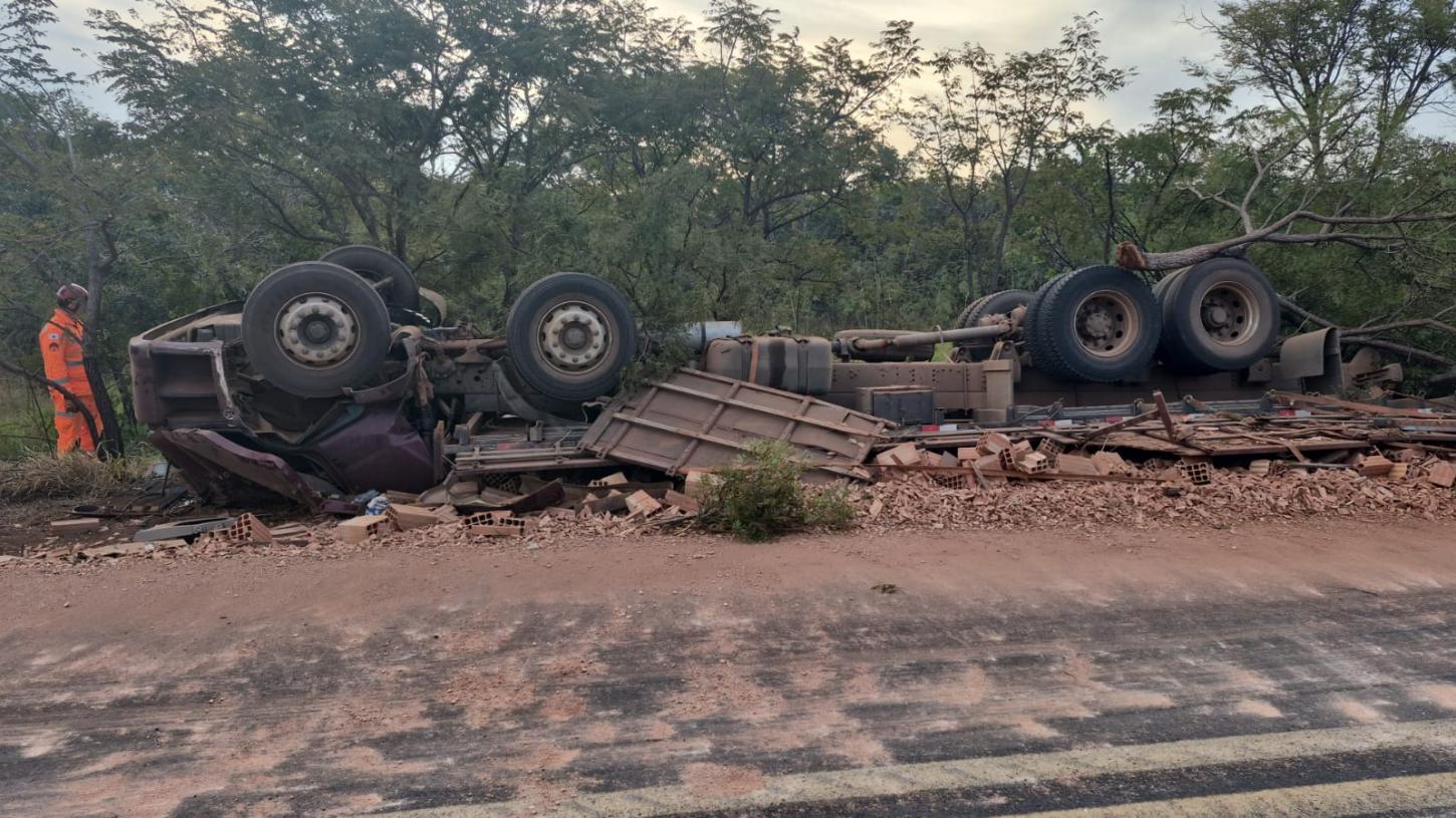 Motorista morre após caminhão carregado com tijolos capotar na MG-428