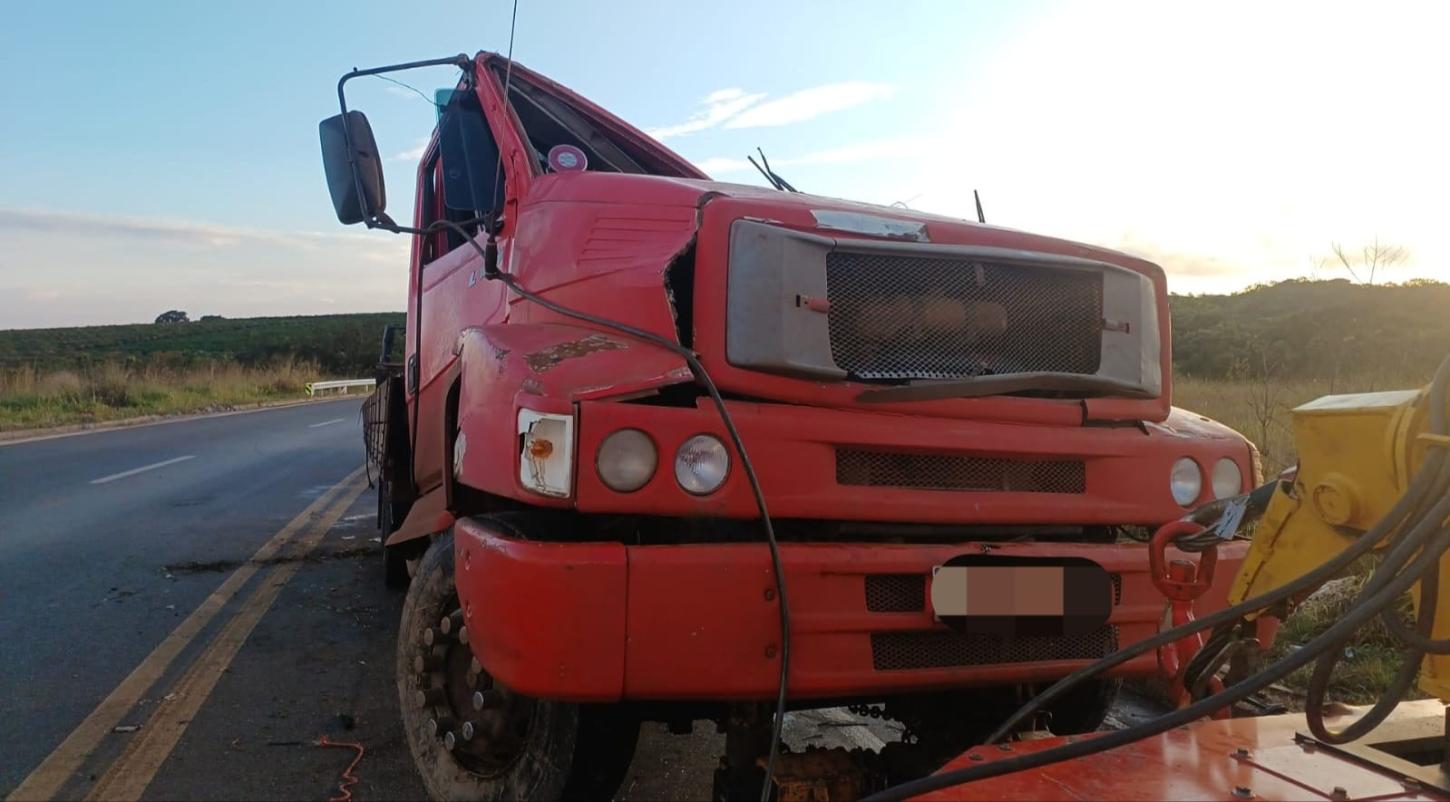 Motorista morre e BR-146 fica interditada por mais de 33 horas após tombamento de carreta em Serra do Salitre