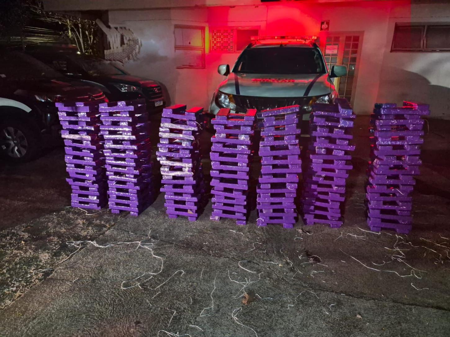 POLÍCIA MILITAR APREENDE CERCA DE 300 KG DE MACONHA DURANTE OPERAÇÃO EM ARAXÁ
