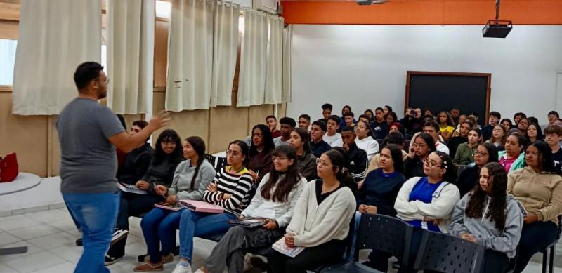 Prefeitura de Araxá promove workshops sobre primeiro emprego e alistamento militar nas escolas de ensino médio