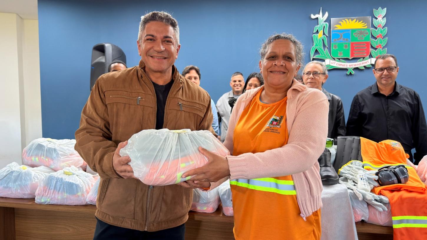 Prefeitura realiza entrega de uniformes e EPIs para servidores da Secretaria de Serviços Urbanos