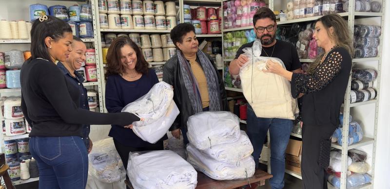 Projeto Teia Sustentável: Fundação Cultural entrega cobertores de tecidos reaproveitados à Equoterapia Prosseguir