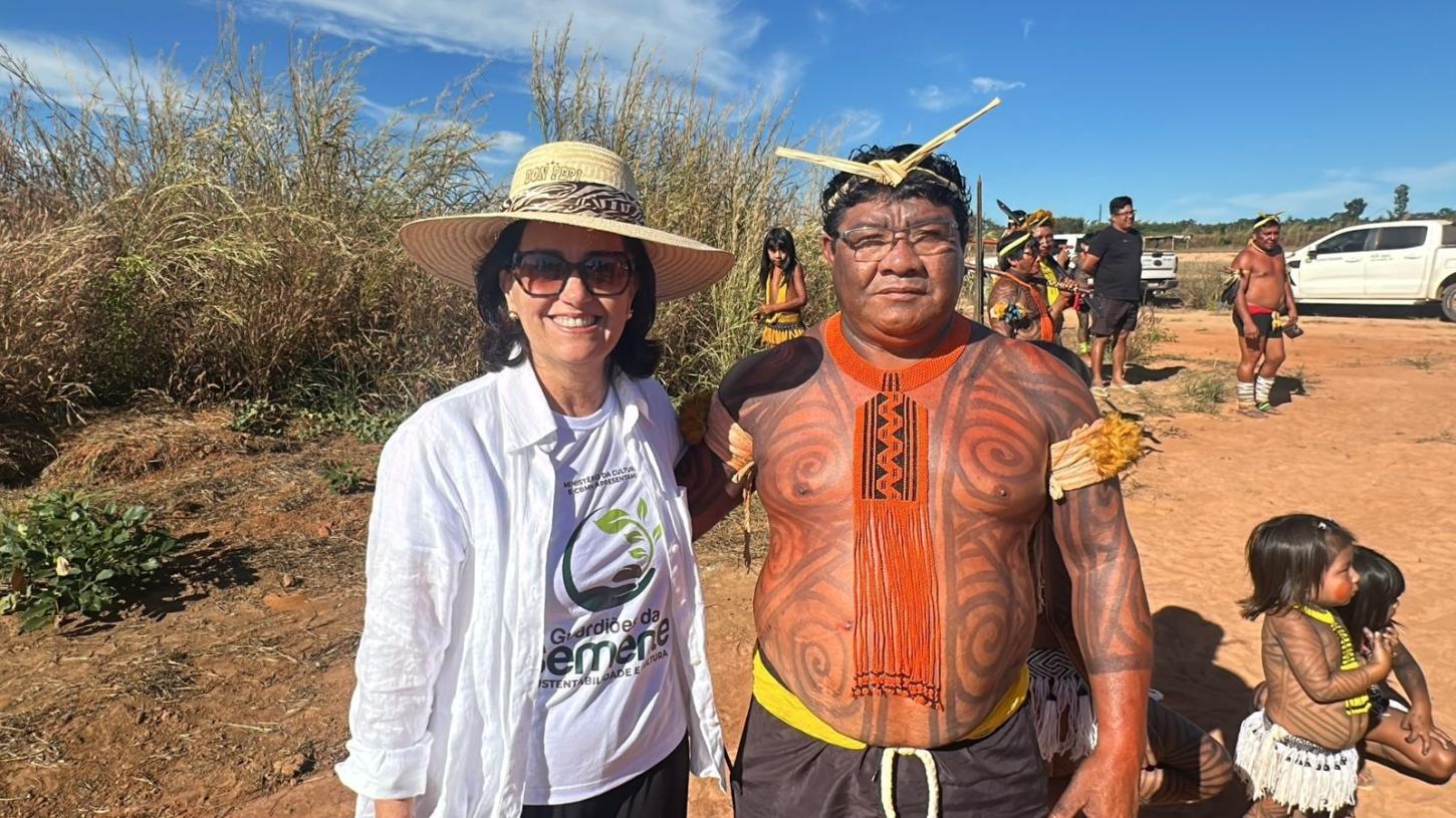 UMA AVENTURA NO XINGU. ESCRITORA DE ARAXÁ LANÇA LIVROS EM ALDEIA INDIGENA NO MATO GROSSO