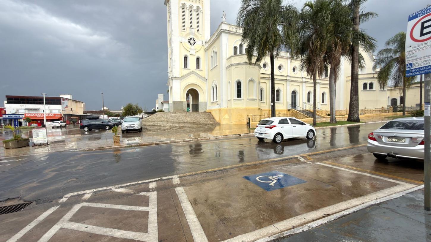 Uso indevido de vagas prioritárias pode gerar multa gravíssima; veja como solicitar credencial