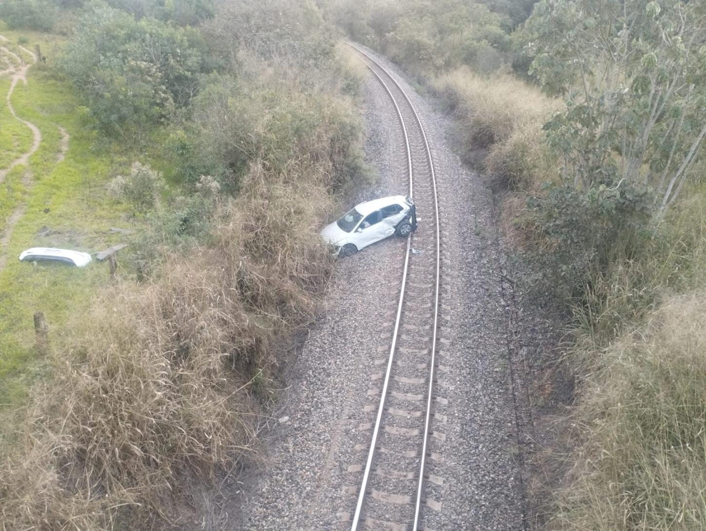 Carro capota e para sobre trilhos da ferrovia na BR-262; mulher é socorrida de helicóptero