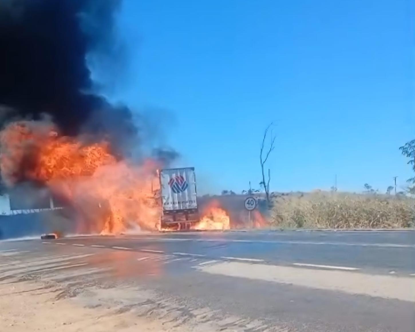 Incêndio em carreta na BR-262