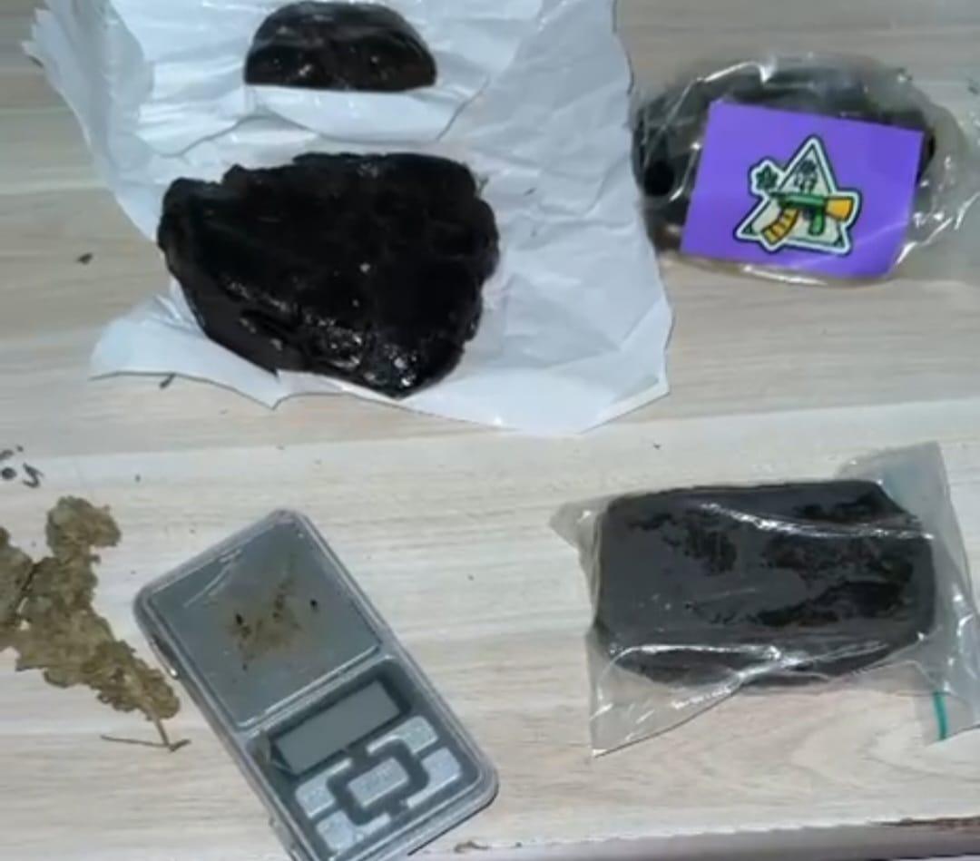 Operação na BR-452 termina com dois jovens presos e droga apreendida em Araxá