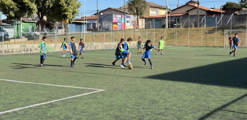 Prefeitura de Araxá oferece aulas gratuitas de futebol para crianças e adolescentes; inscrições estão abertas