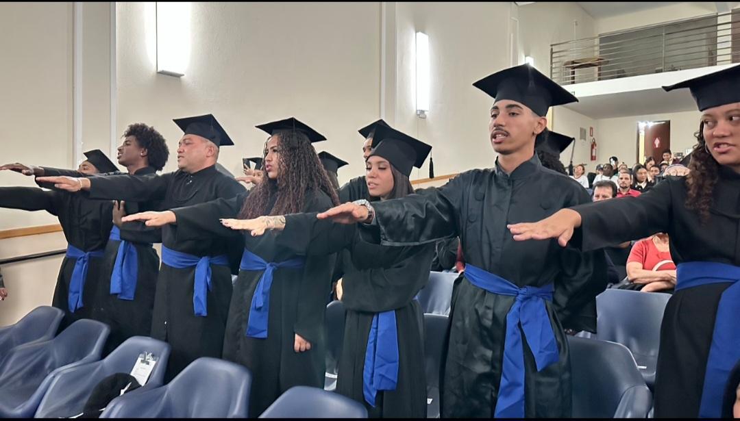 Prefeitura de Araxá realiza cerimônia de formatura de alunos da Educação de Jovens e Adultos do CAIC