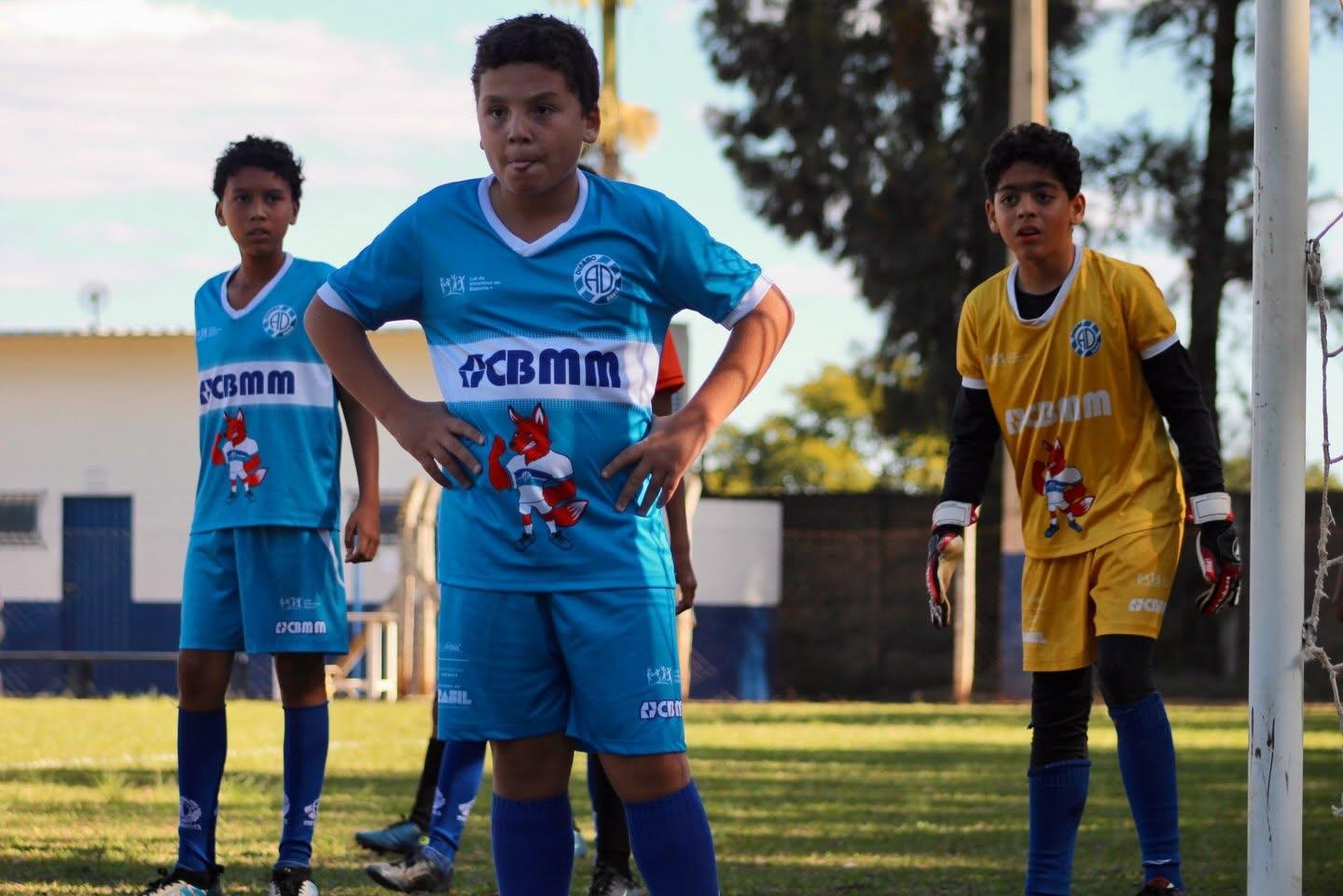 Projetos Lobinho Transformando Vidas e Ferrocarril promovem tarde de integração esportiva no CT do Dínamo