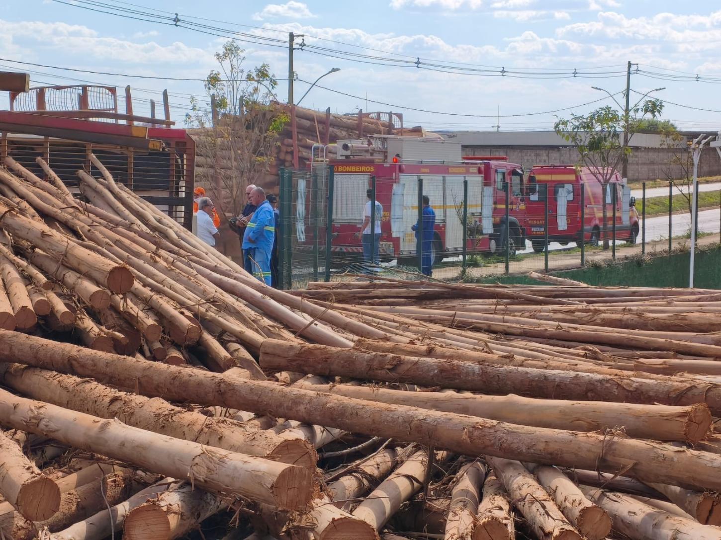 Bitrem capota e atinge estrutura de supermercado
