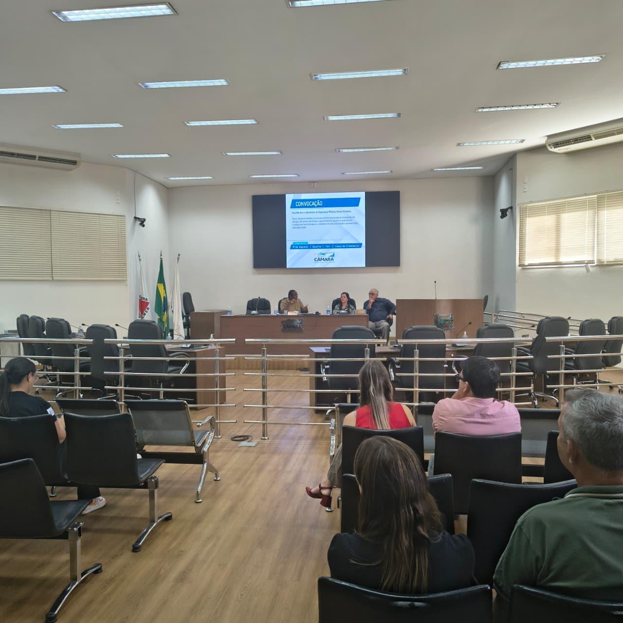 Câmara de Araxá realiza convocação da Secretaria de Segurança Pública para esclarecimentos sobre abrigos em pontos de ônibus