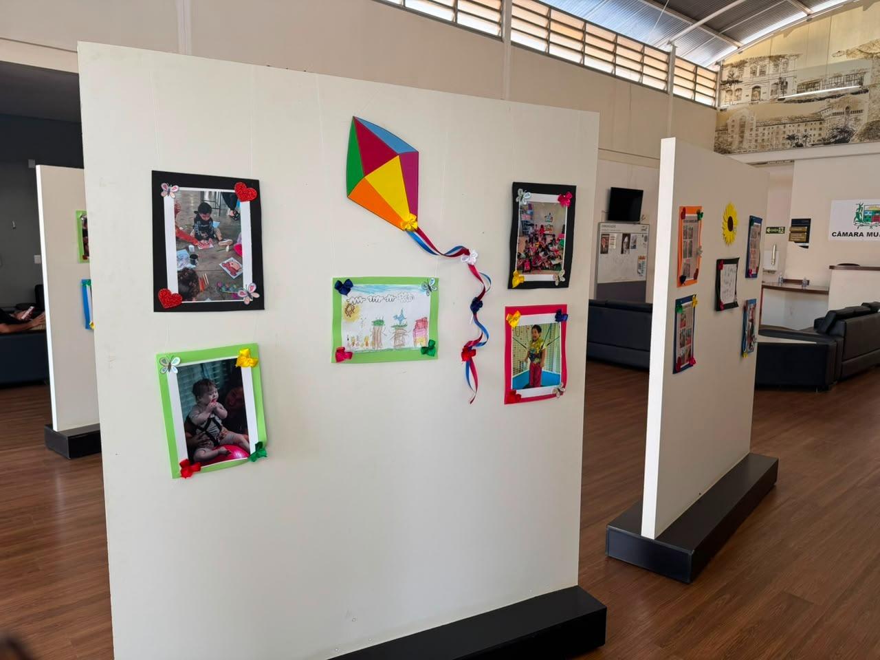 Câmara Municipal recebe exposição “Olhares da Primeira Infância” com destaque aos direitos das crianças