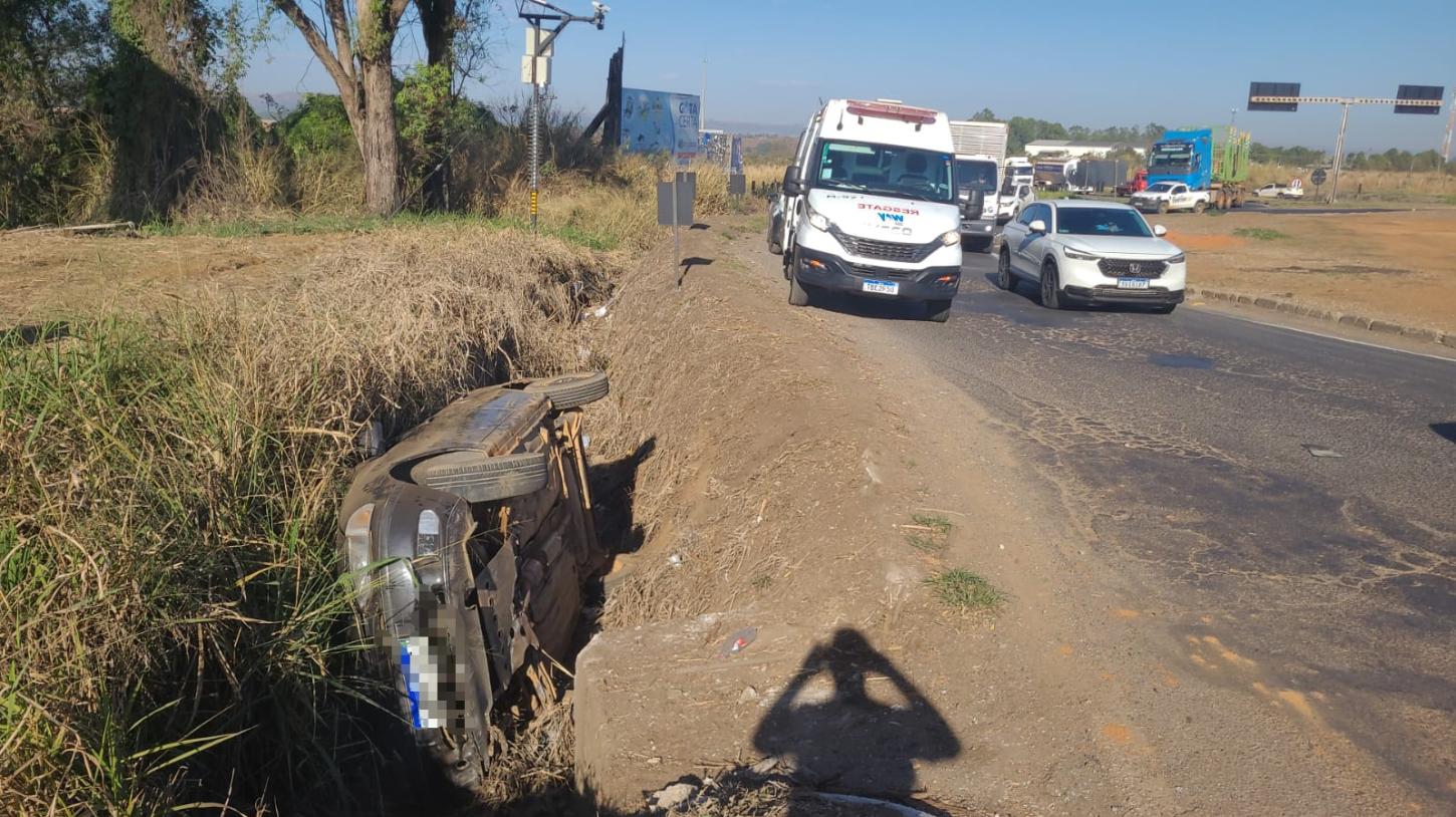 Carro cai em vala no trevo de Araxá e motorista fica ferido