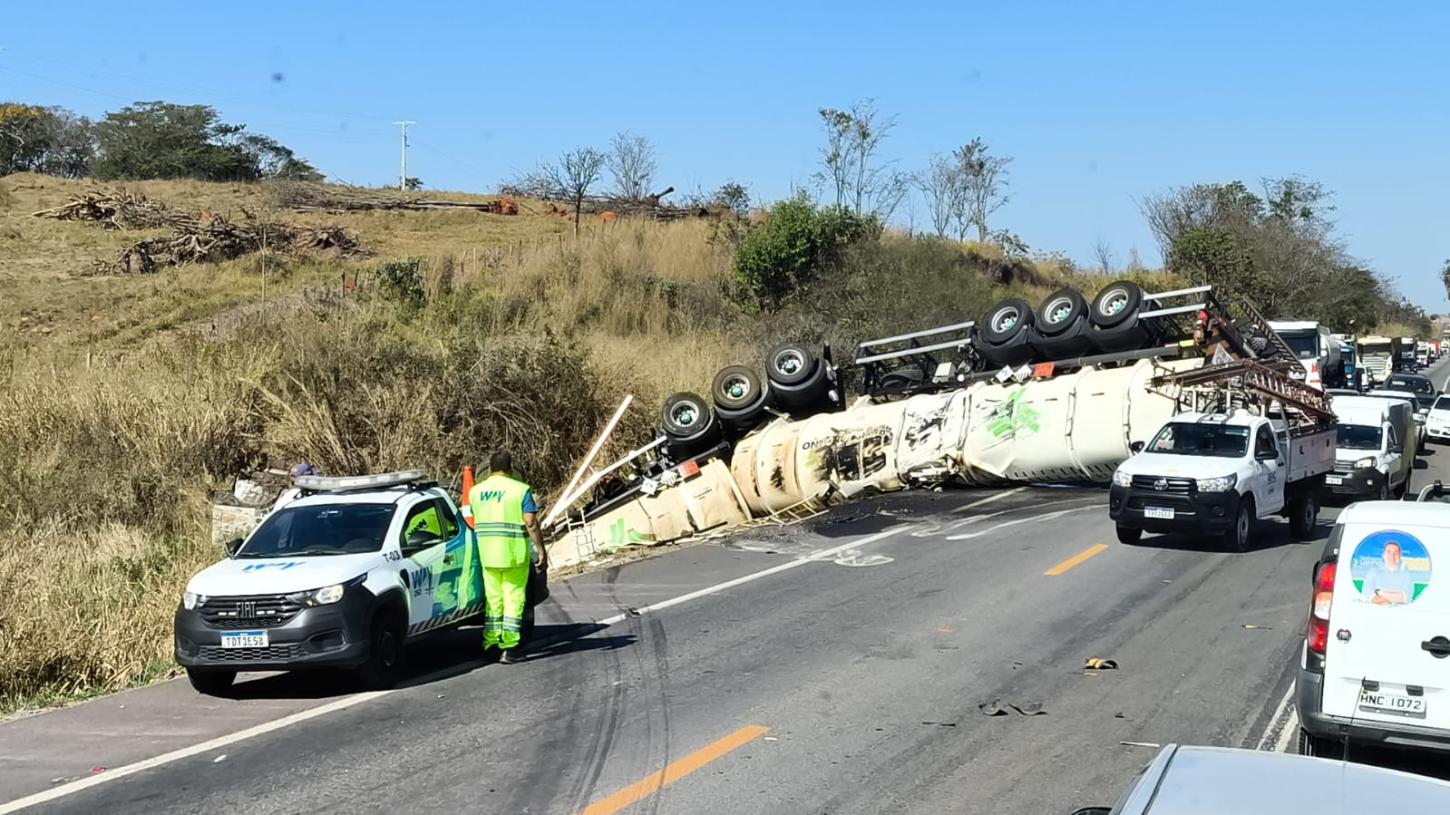 Colisão entre carro e bitrem com 48 mil litros de biodiesel interdita trecho da BR-262 