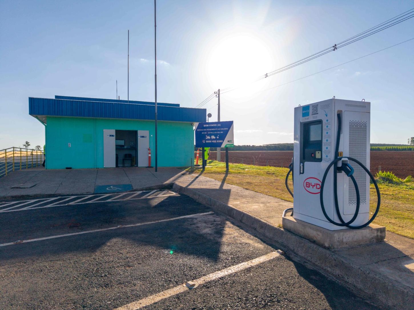 EPR Triângulo e BYD criam corredor de eletromobilidade com carregadores a cada 45 km em Minas Gerais