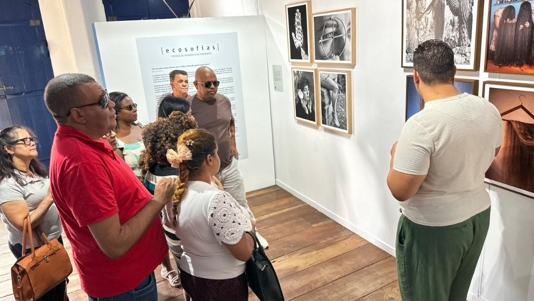 Grupo de pessoas com deficiência visual visita a exposição “Ecosofias” no Museu Dona Beja