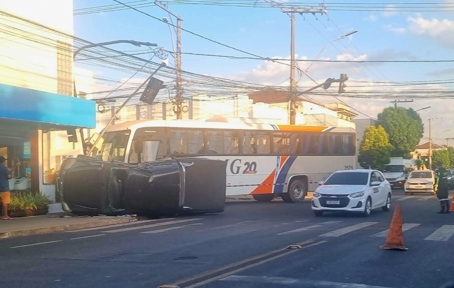 Homem de 76 anos fica ferido após colisão entre caminhonete e ônibus em Araxá