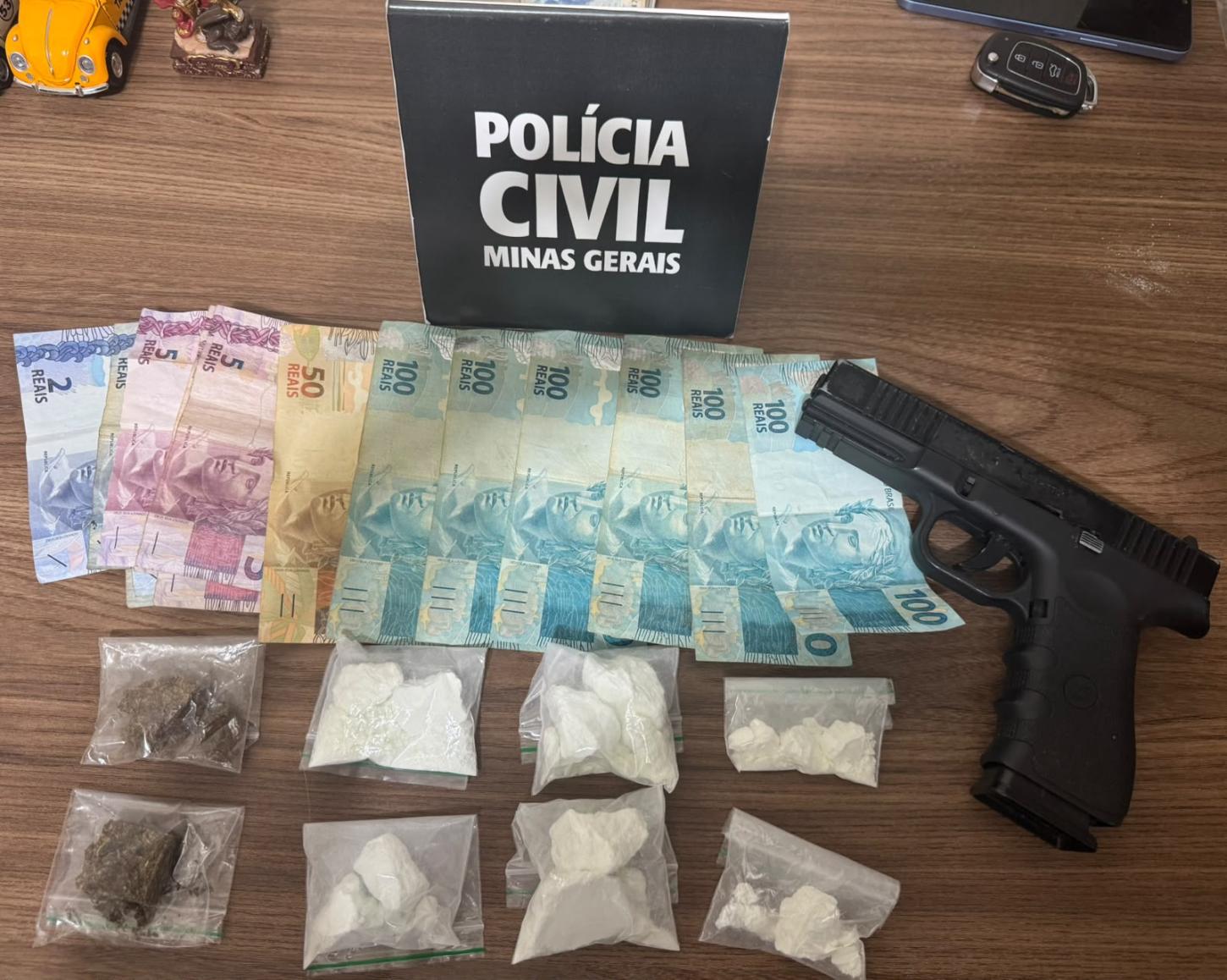 Homem é preso com drogas e réplica de arma em Araxá