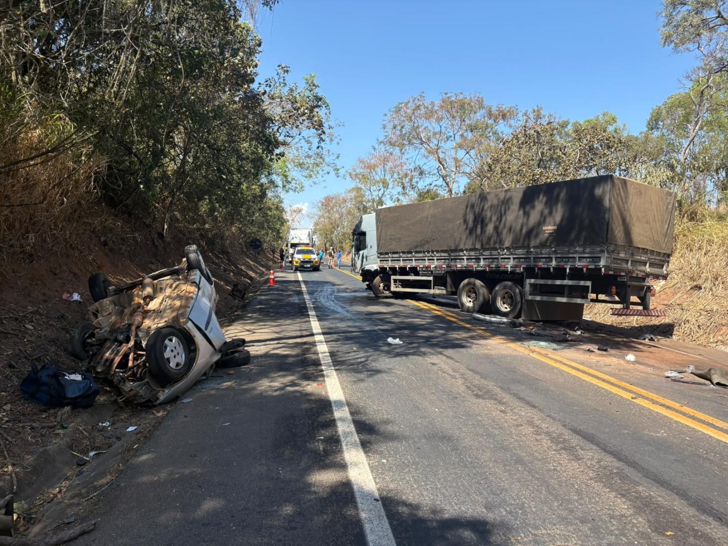 Motorista morre após colisão frontal entre carro e caminhão na MGC-452