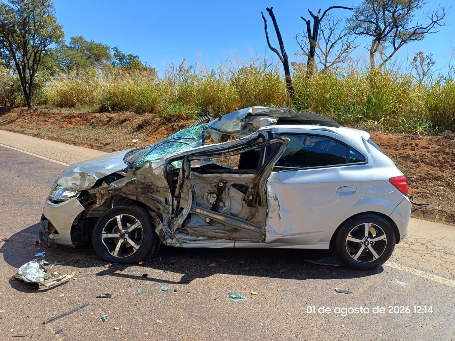Mulher morre em colisão frontal entre carro e caminhão na BR-262