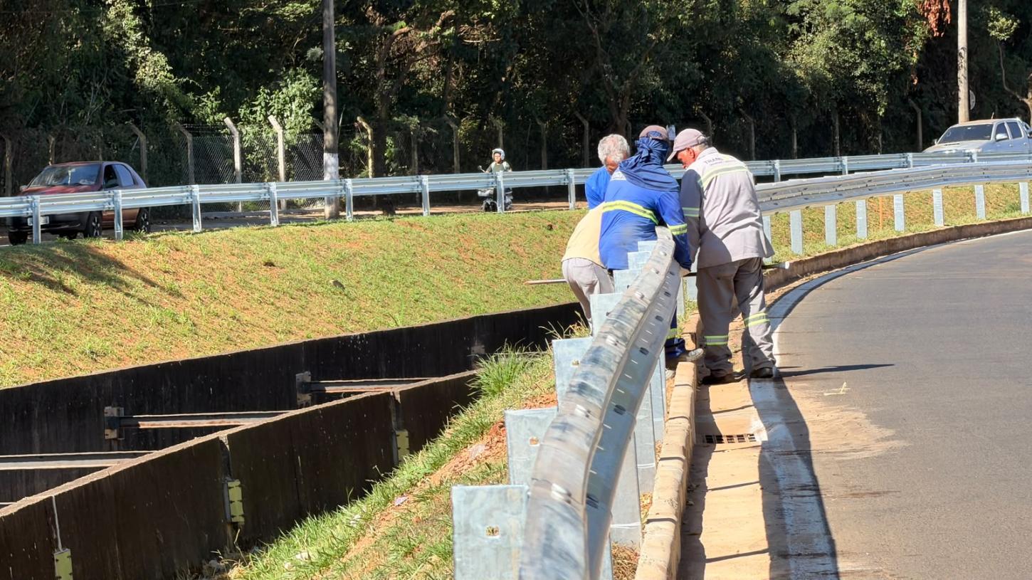 Parceria público-privada viabiliza instalação de guard rails na Avenida Dâmaso Drummond