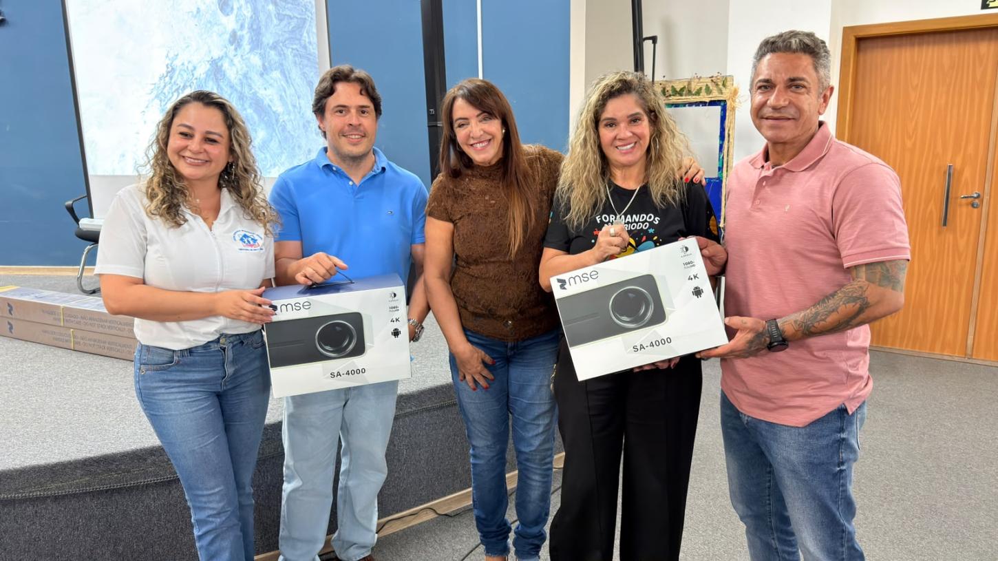 Prefeitura de Araxá entrega novos equipamentos tecnológicos para escolas municipais