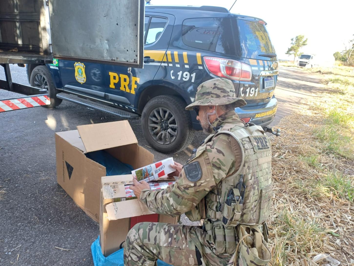 PRF apreende 75 mil maços de cigarros após fuga perigosa e caminhão abandonado em movimento na BR-262
