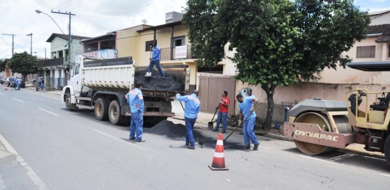 Veja aqui a programação de tapa-buracos e capina da Prefeitura