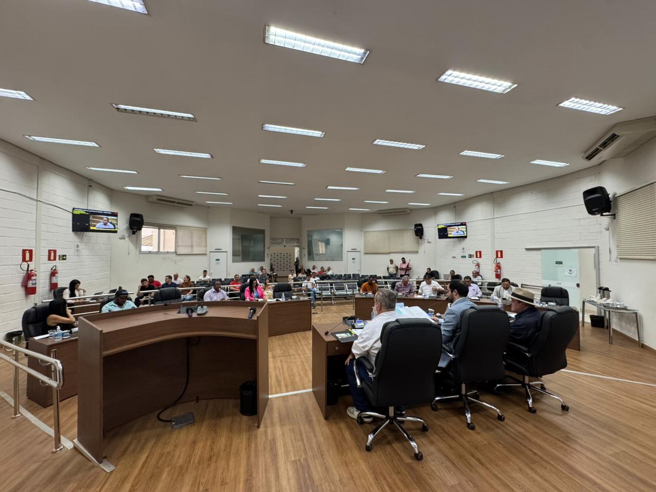 Câmara de Araxá celebra abertura da Semana da Pátria e aprova oito projetos