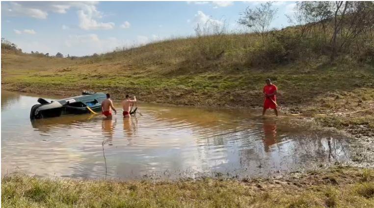 Carro cai em represa e idoso morre afogado