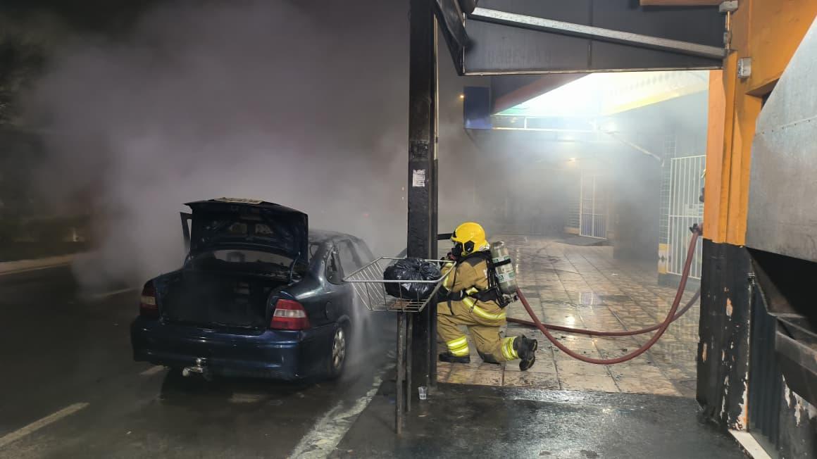 Carro pega fogo no bairro Urciano Lemos, em Araxá