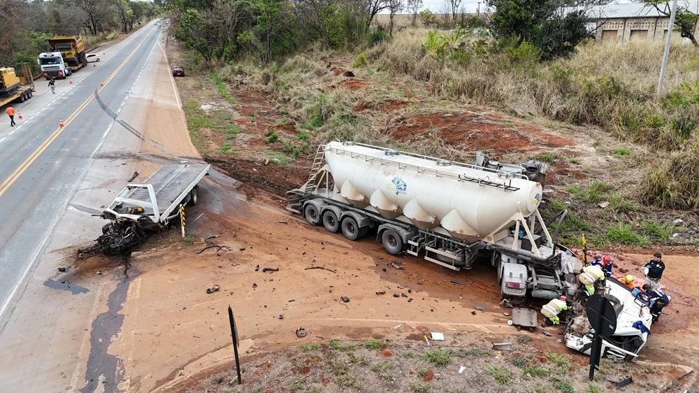 Colisão frontal entre dois caminhões deixa dois homens gravemente feridos na BR-262