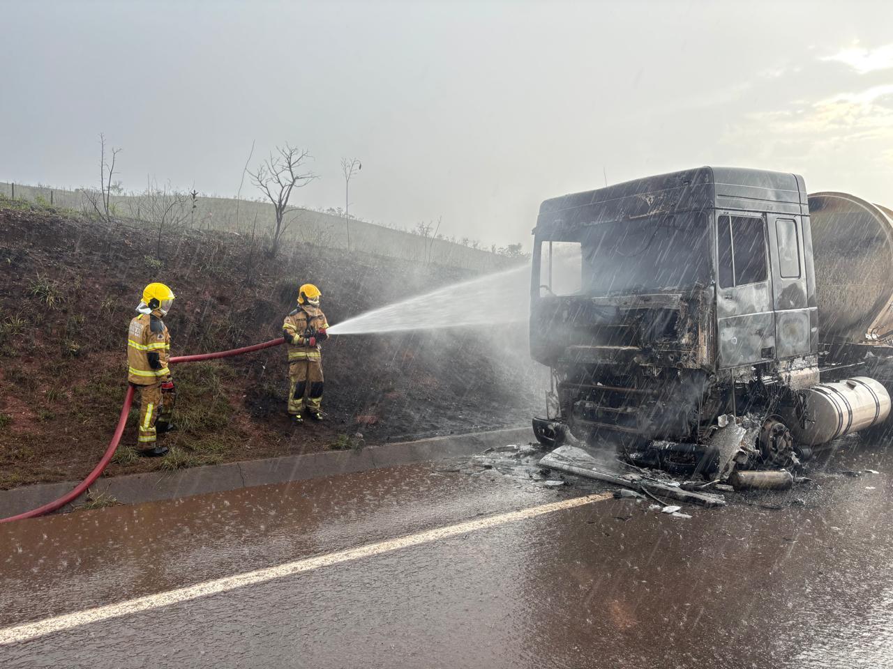 Corpo de Bombeiros combate incêndio em carreta-tanque na BR 262