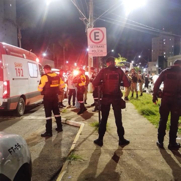 Esfaqueada com o filho no colo: mulher é atacada em frente a shopping